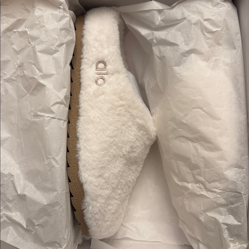 ALO Yoga Cream Recovery Slippers NWT